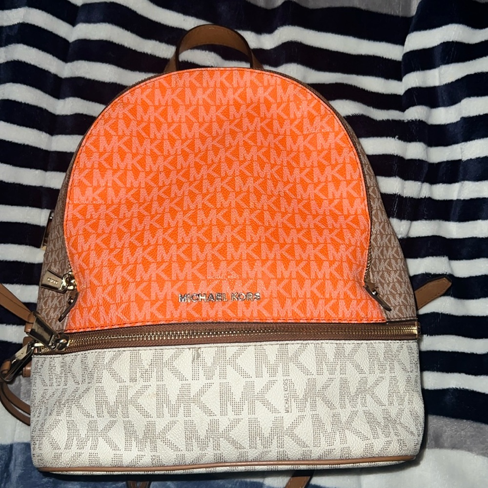 Mk back pack purse barly used! Paid 300 for the purse. Nothing wrong with it!